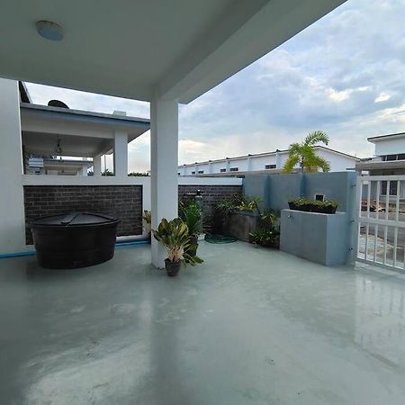 Rumah Aina Homestay Bukit Changgang Private Pool Kampong Melot Exterior photo