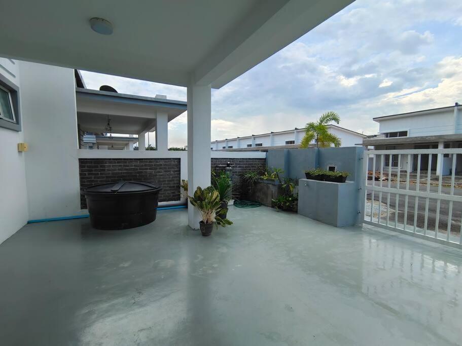 Rumah Aina Homestay Bukit Changgang Private Pool Kampong Melot Exterior photo