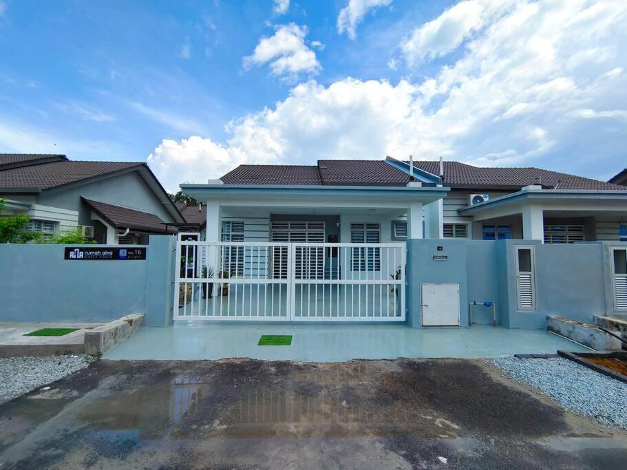 Rumah Aina Homestay Bukit Changgang Private Pool Kampong Melot Exterior photo